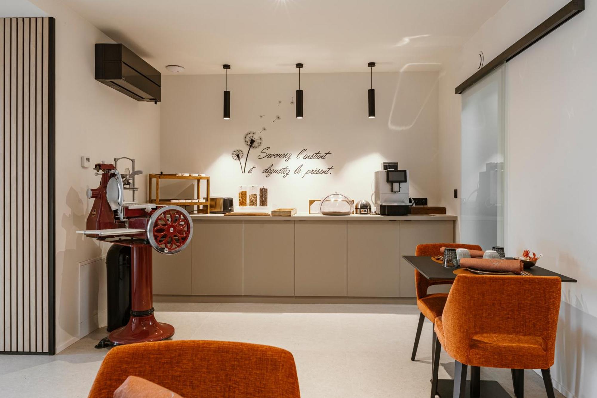 Cc Nomie Hotel Restaurant 迪南 外观 照片